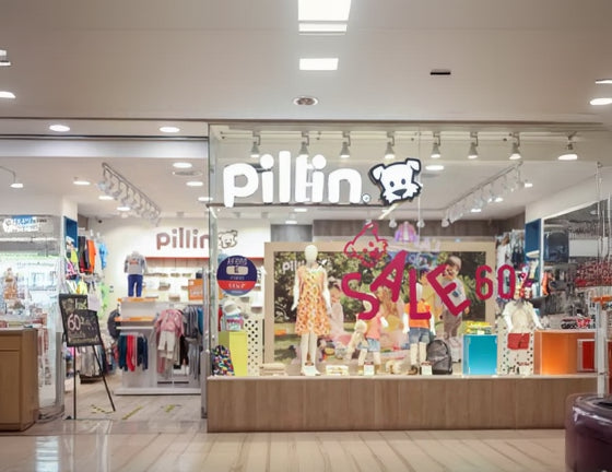 Adhesivo vinilo en vitrina comercial