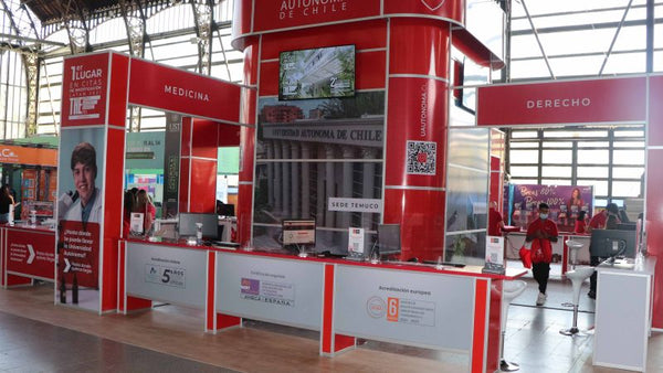 Exhibidor en feria universitaria