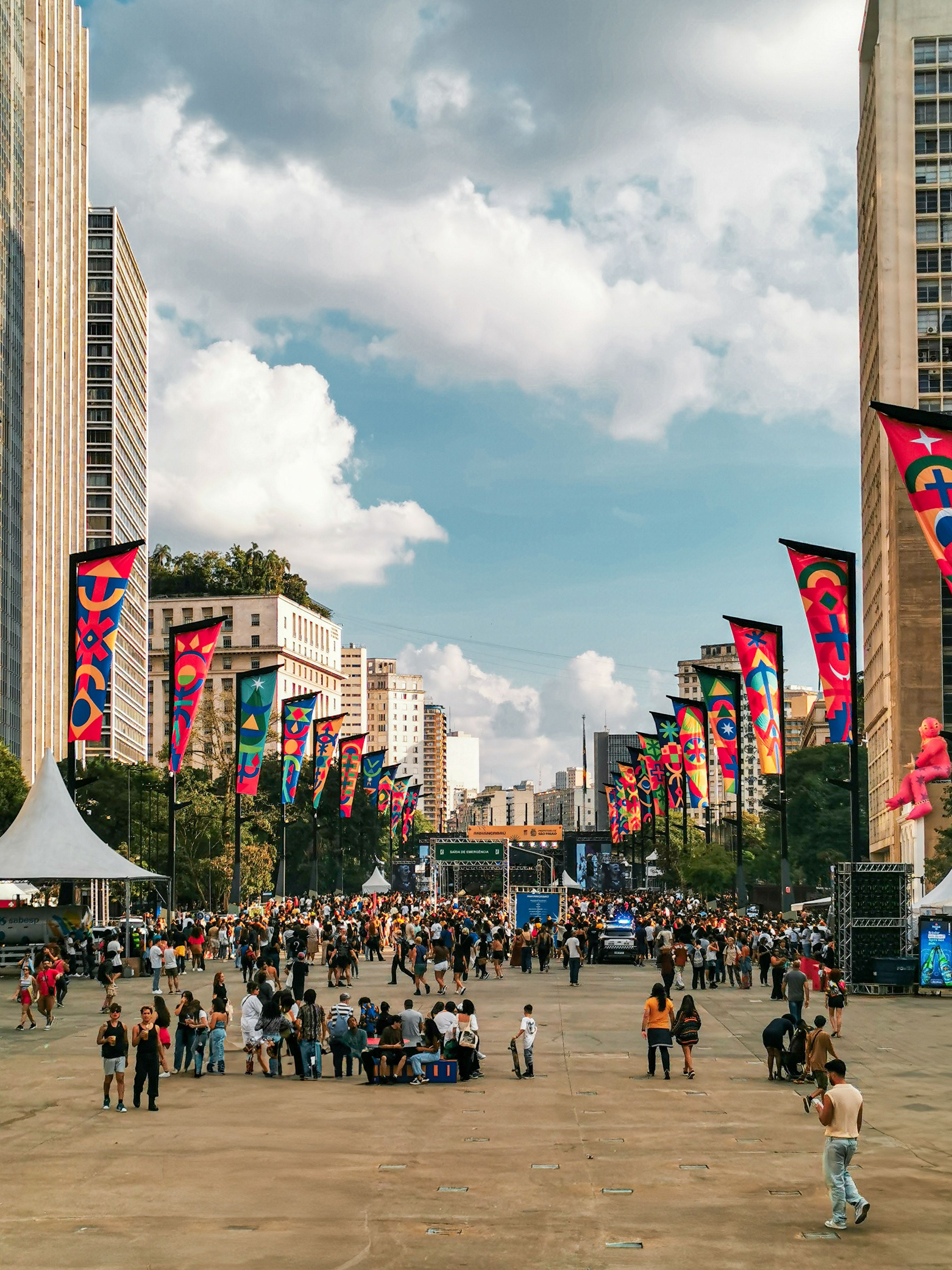 Roller banner y bandera publicitaria con mástil
